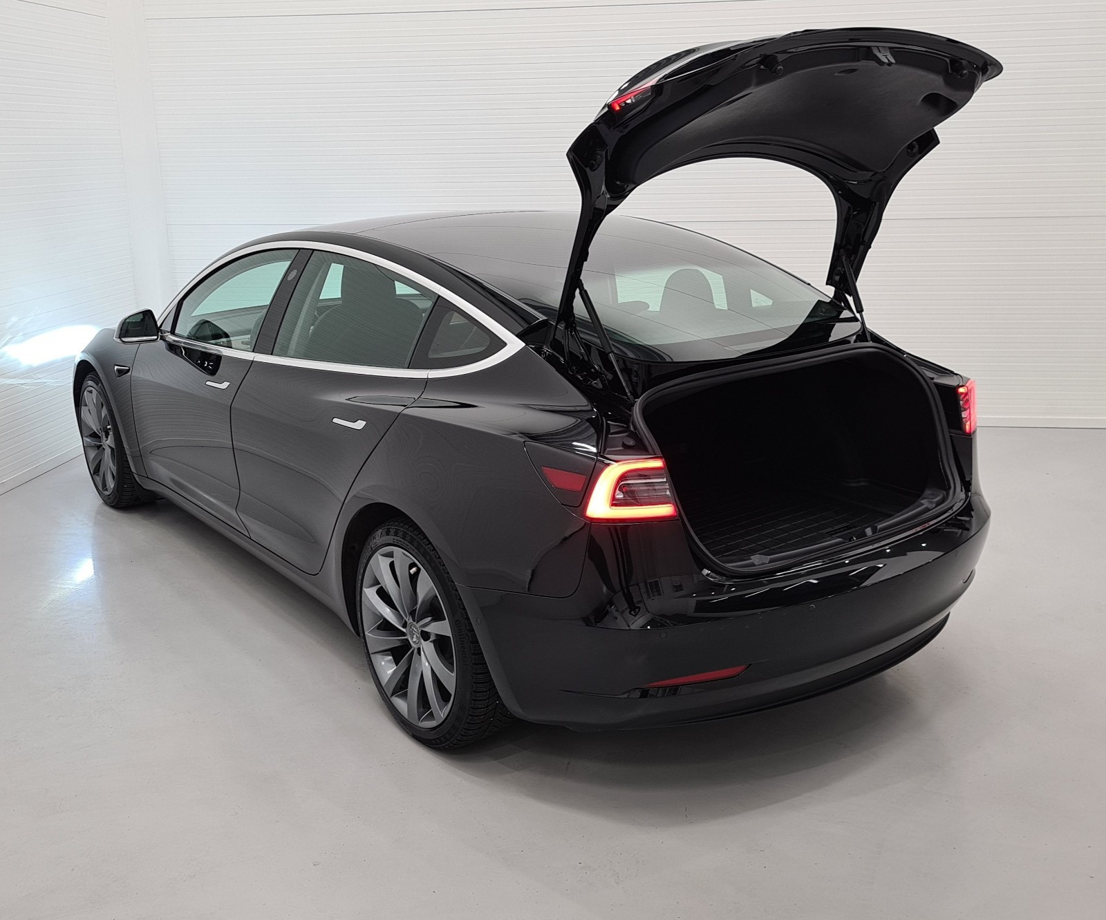 TESLA MODEL 3 LONG RANGE DUAL MOTOR - Image 7
