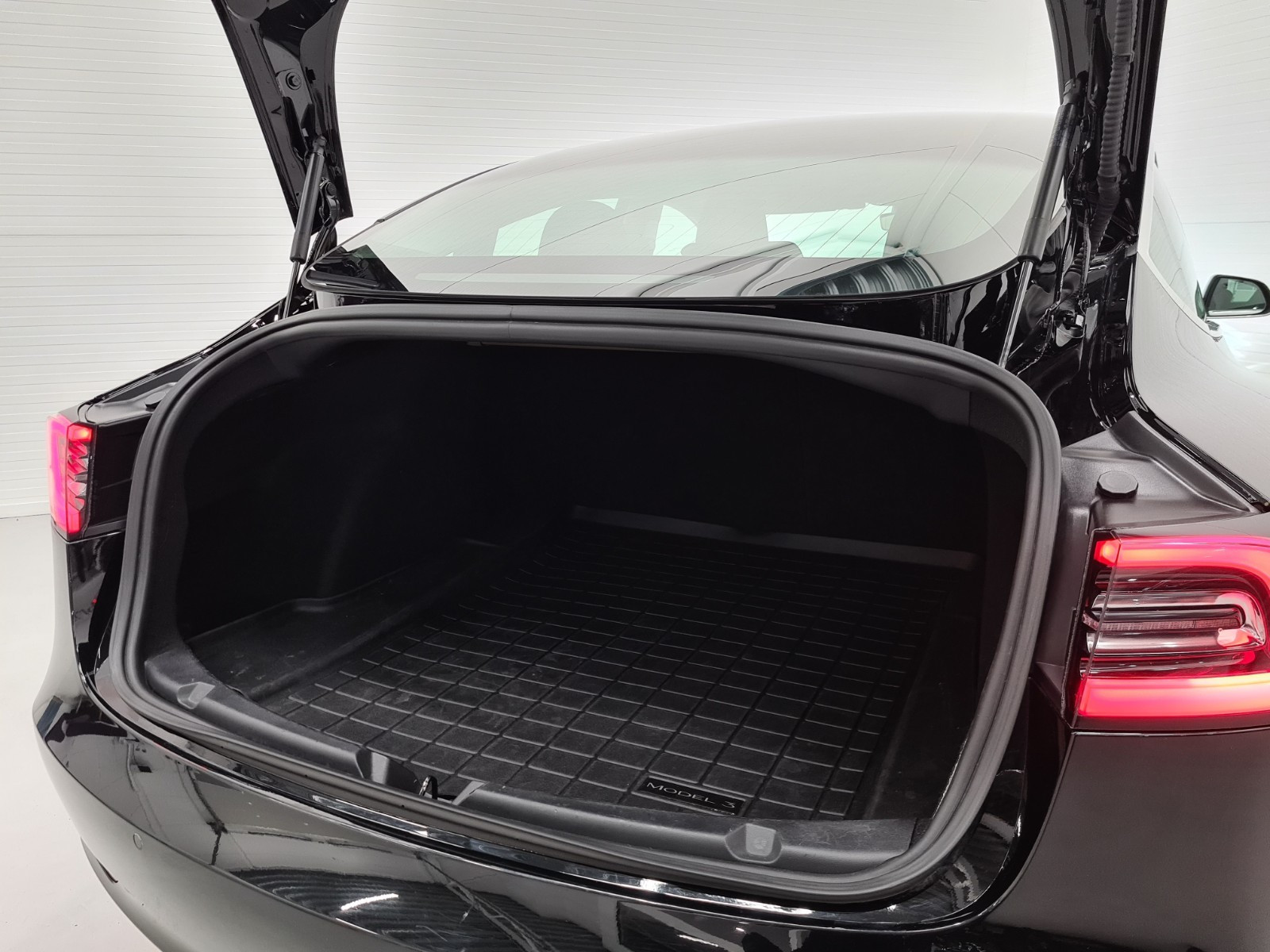 TESLA MODEL 3 LONG RANGE DUAL MOTOR - Image 17