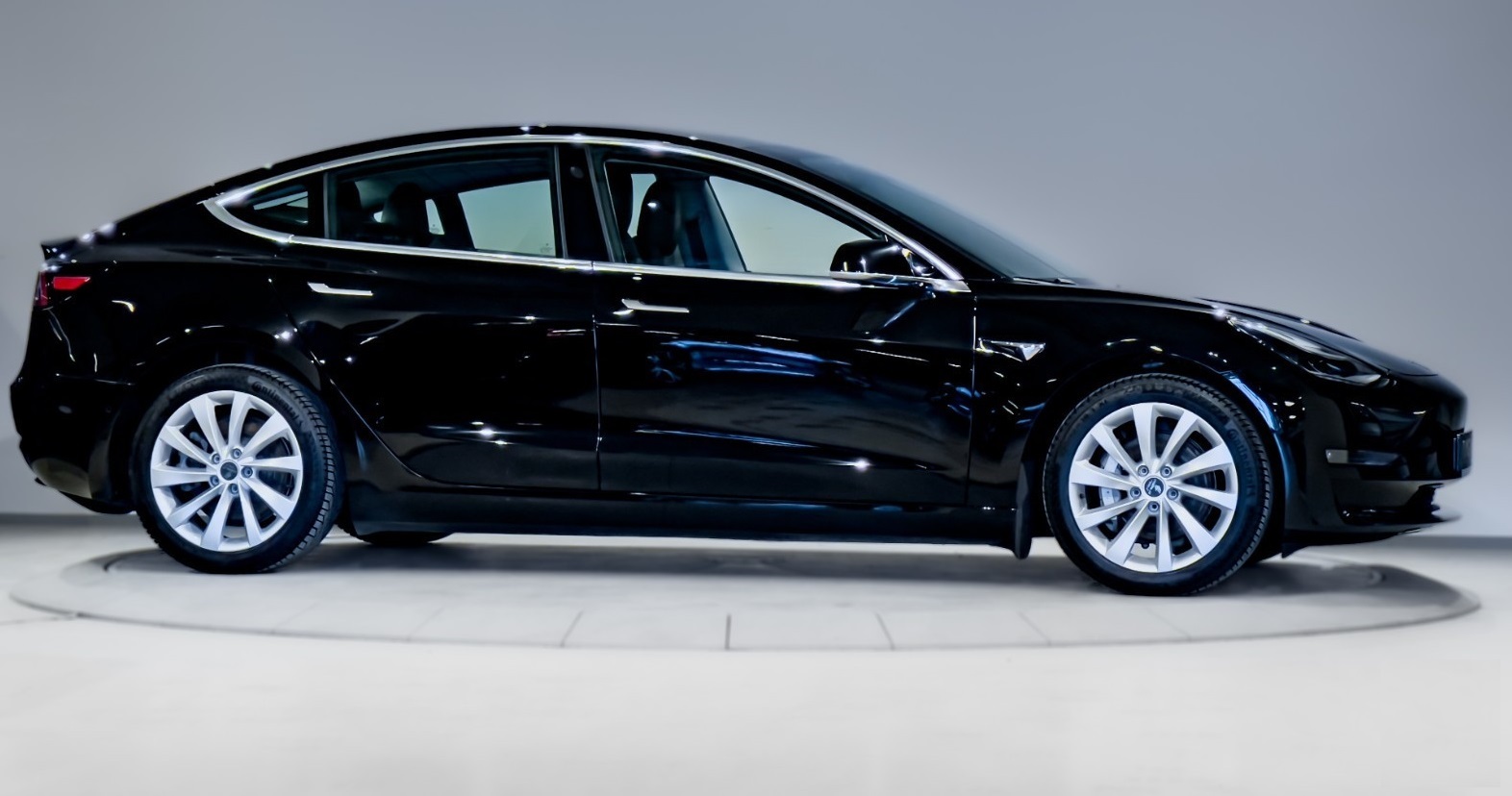TESLA MODEL 3 LONG RANGE DUAL MOTOR - Image 4
