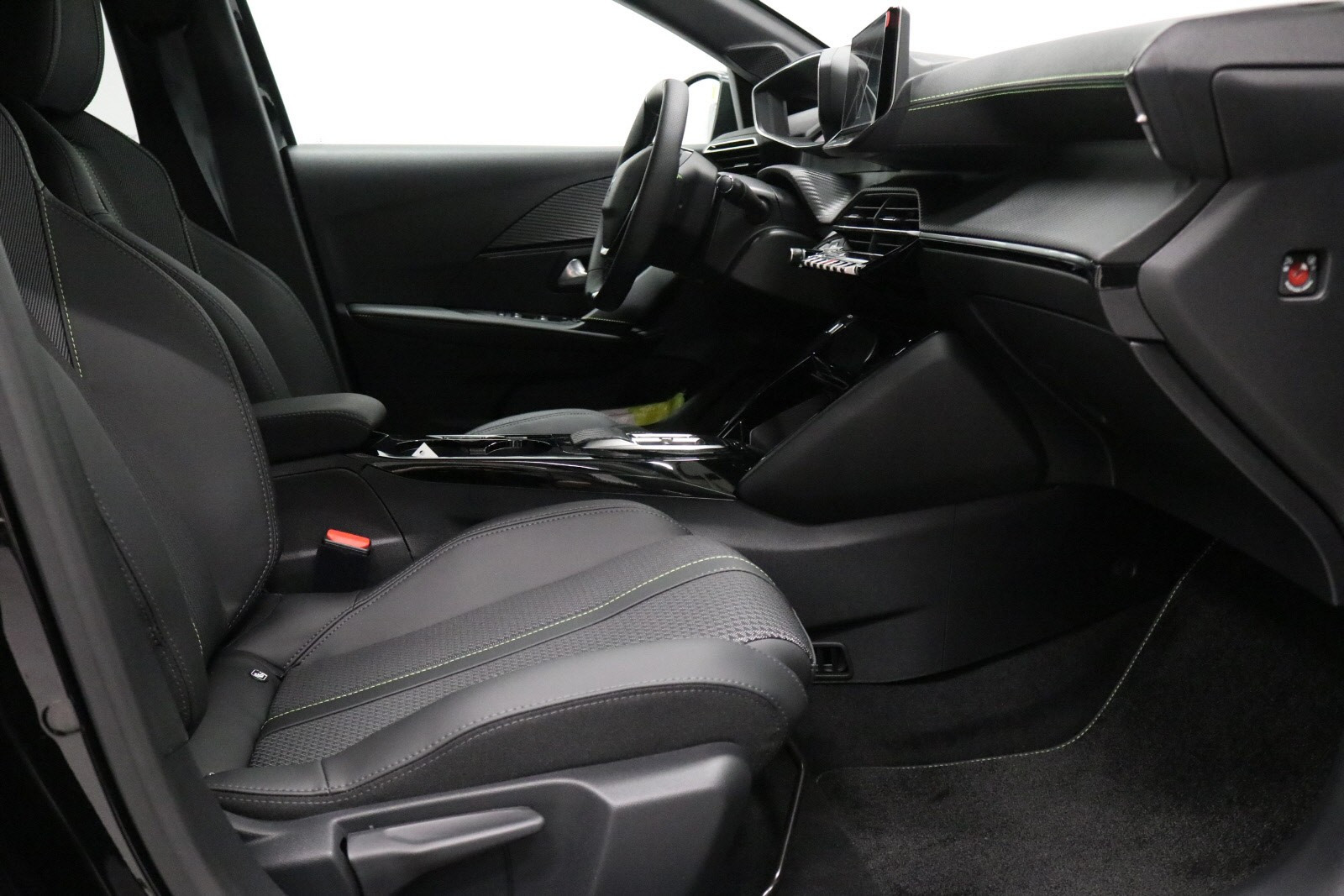 PEUGEOT E-208 136CH GT - Image 11