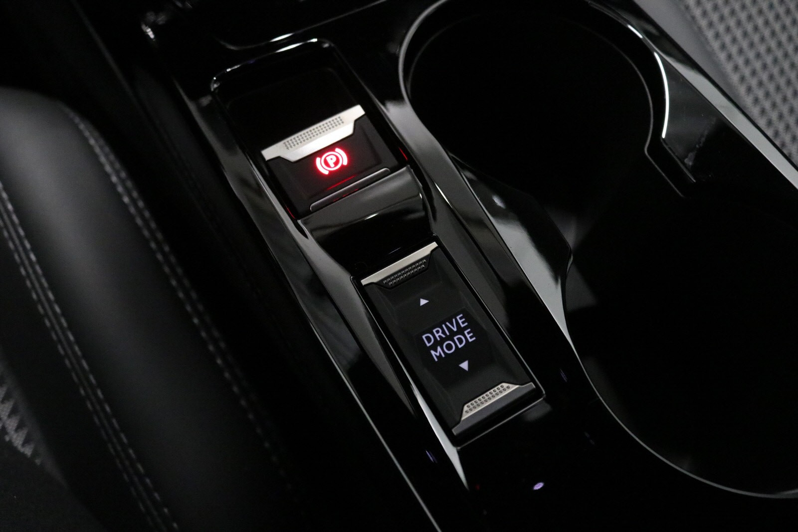 PEUGEOT E-208 136CH GT - Image 15