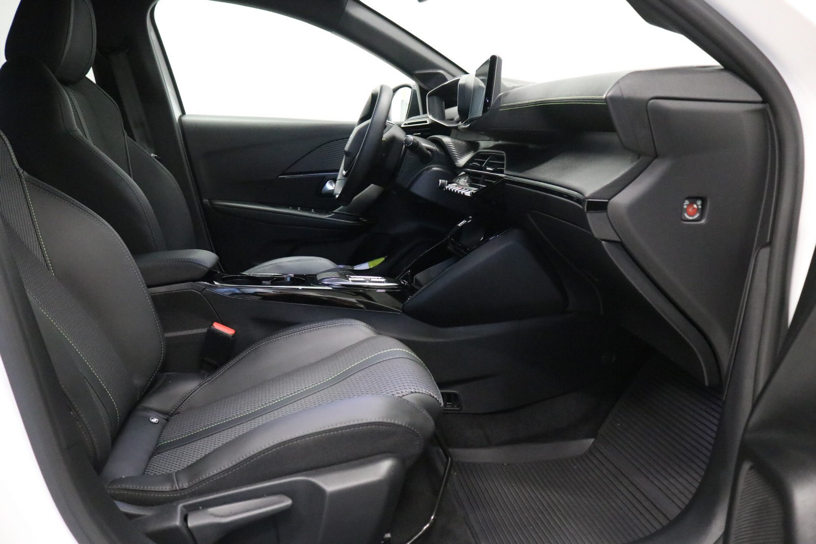 PEUGEOT E-208 136CH GT - Image 13