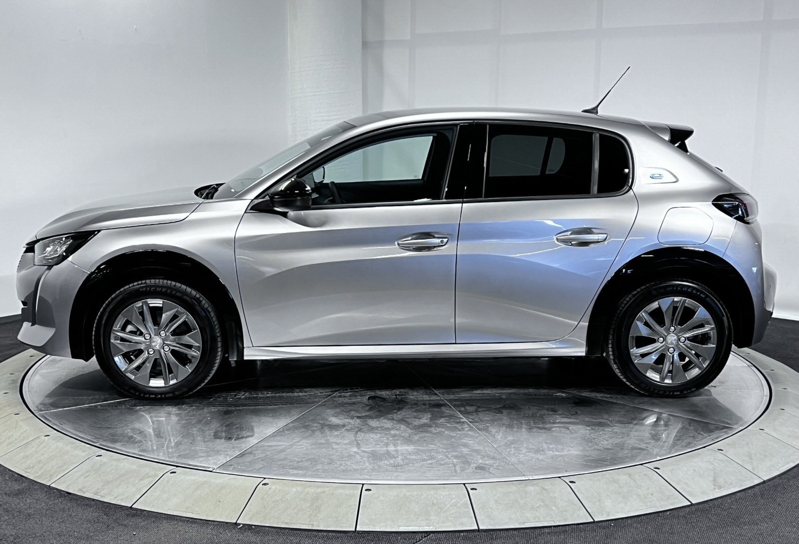 PEUGEOT E-208 136CH ALLURE - Image 3