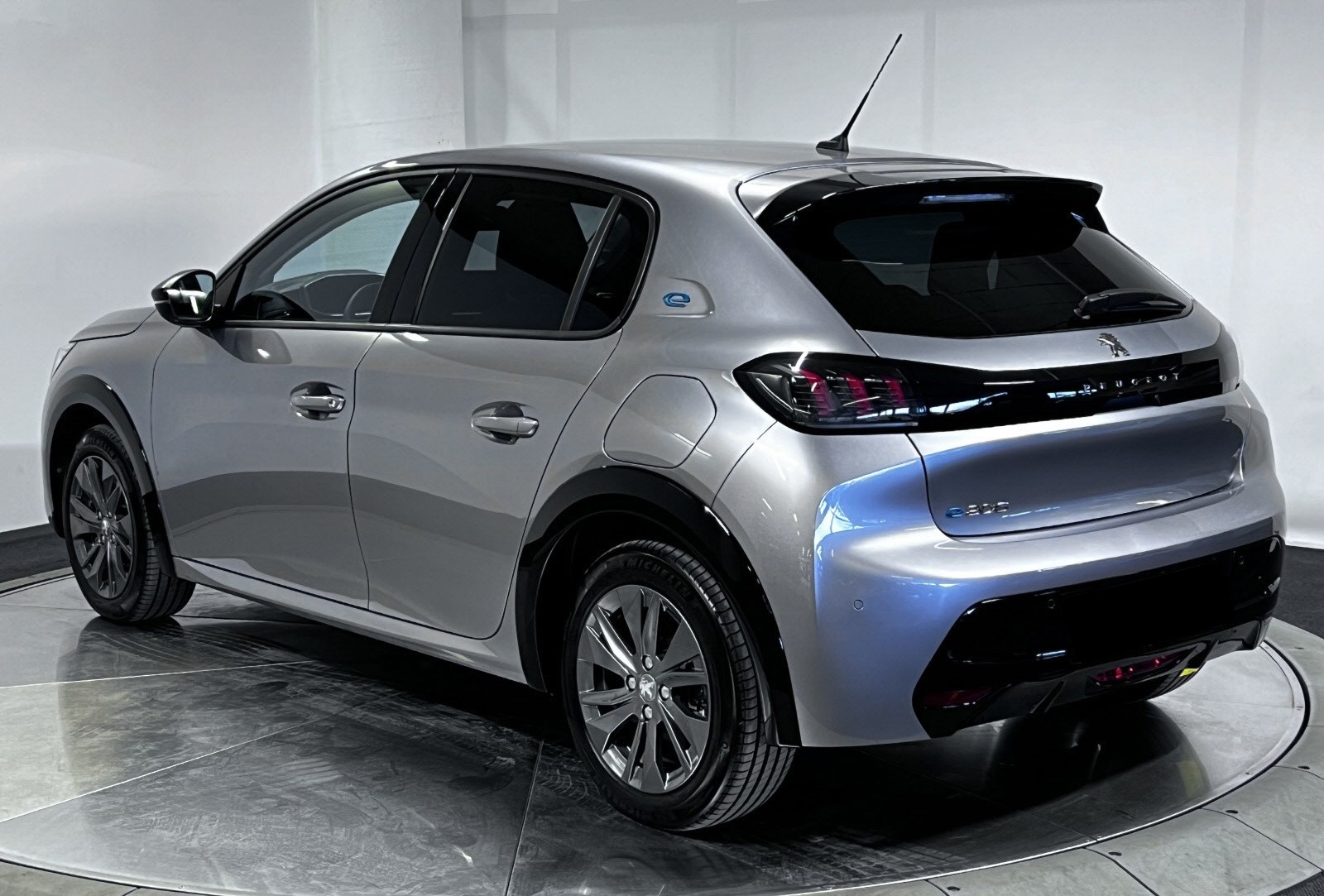 PEUGEOT E-208 136CH ALLURE - Image 4