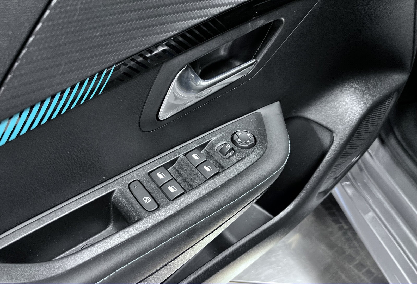 PEUGEOT E-208 136CH ALLURE - Image 14