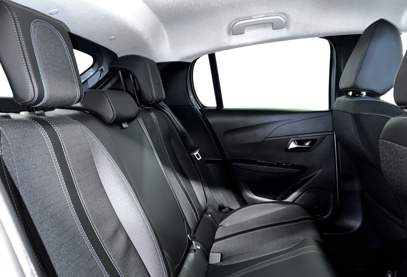 PEUGEOT E-208 136CH ALLURE - Image 16