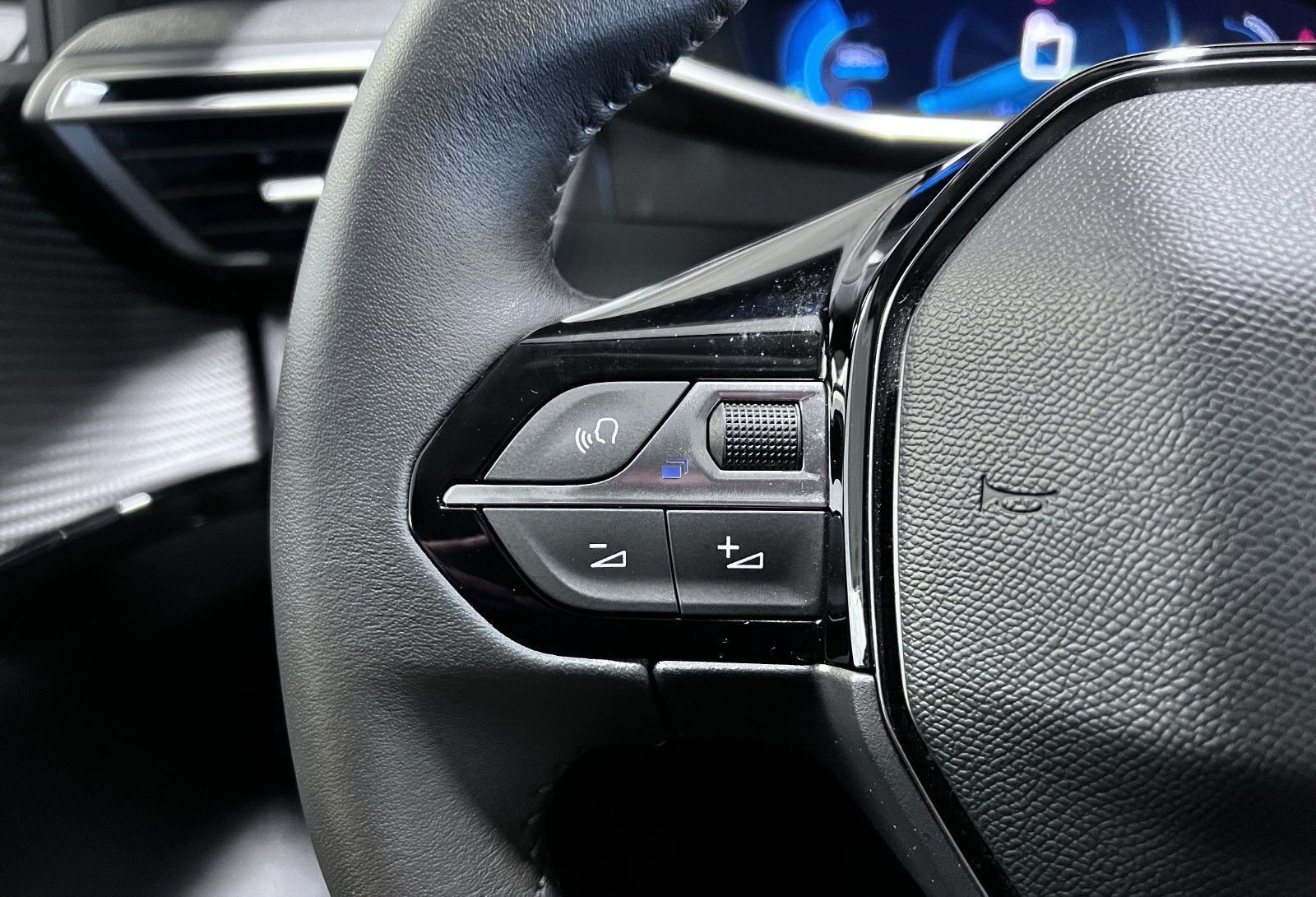 PEUGEOT E-208 136CH ALLURE - Image 19