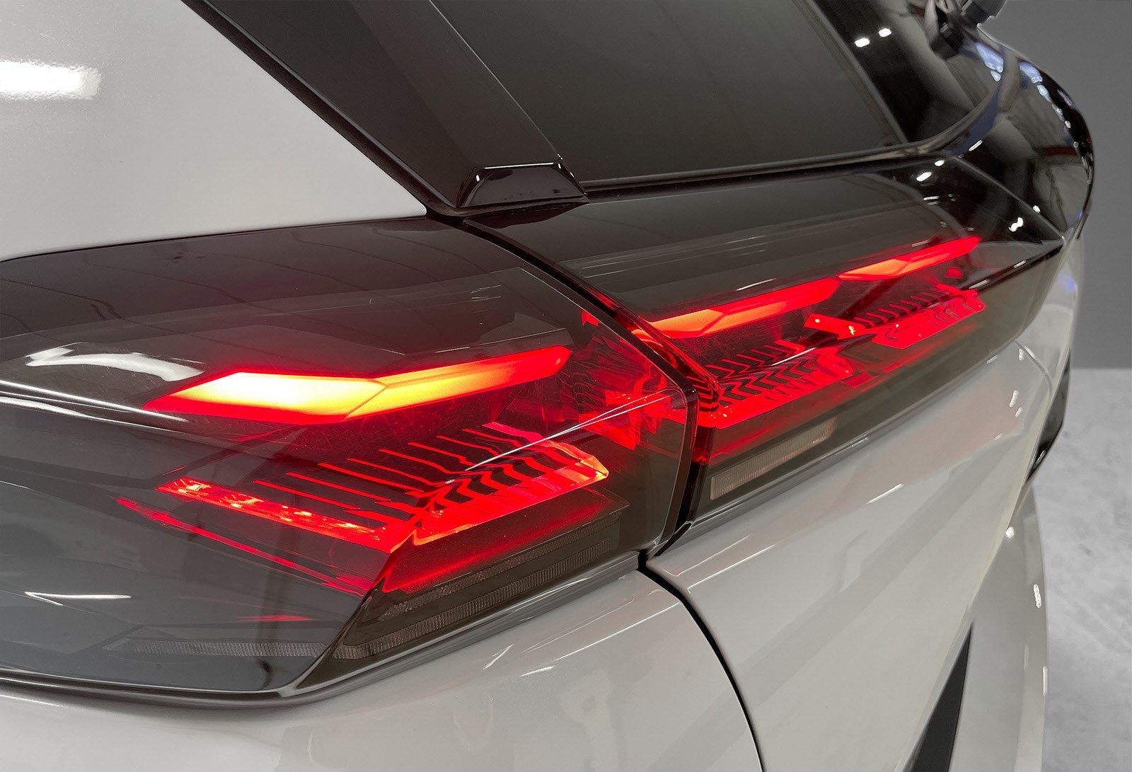 PEUGEOT E-2008 156 CH GT - Image 10
