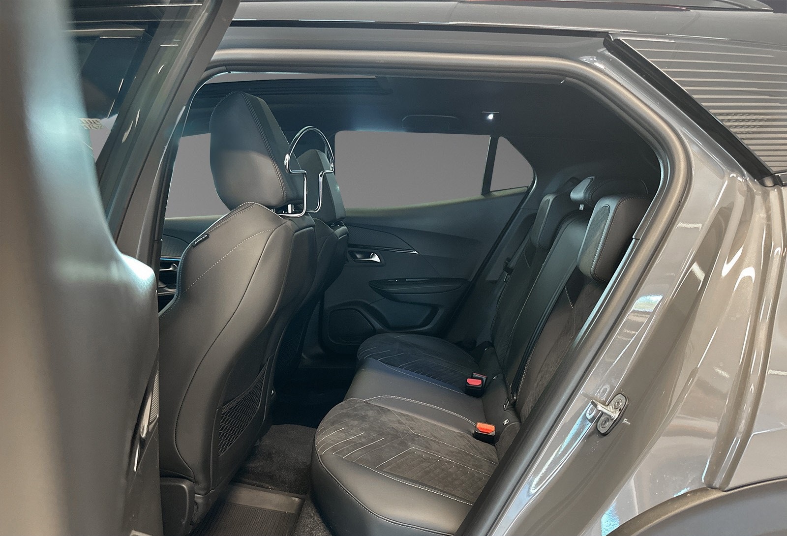 PEUGEOT E-2008 156 CH GT - Image 8