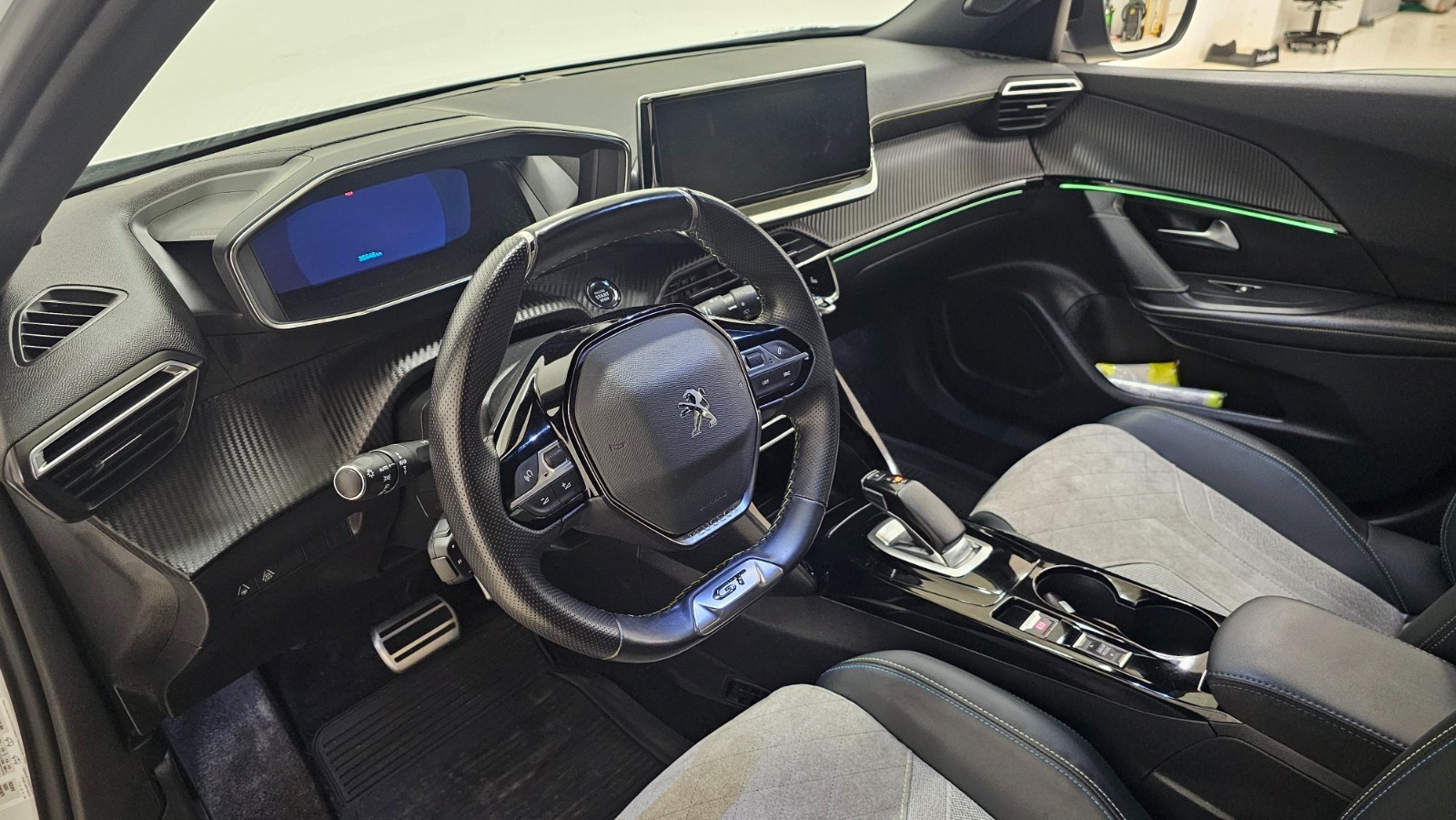 PEUGEOT 2008 II E-2008 136 CH GT LINE - Image 11