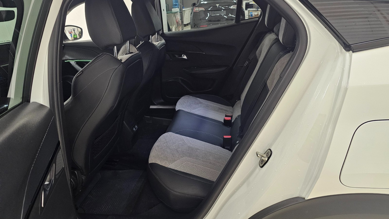 PEUGEOT 2008 II E-2008 136 CH GT LINE - Image 14