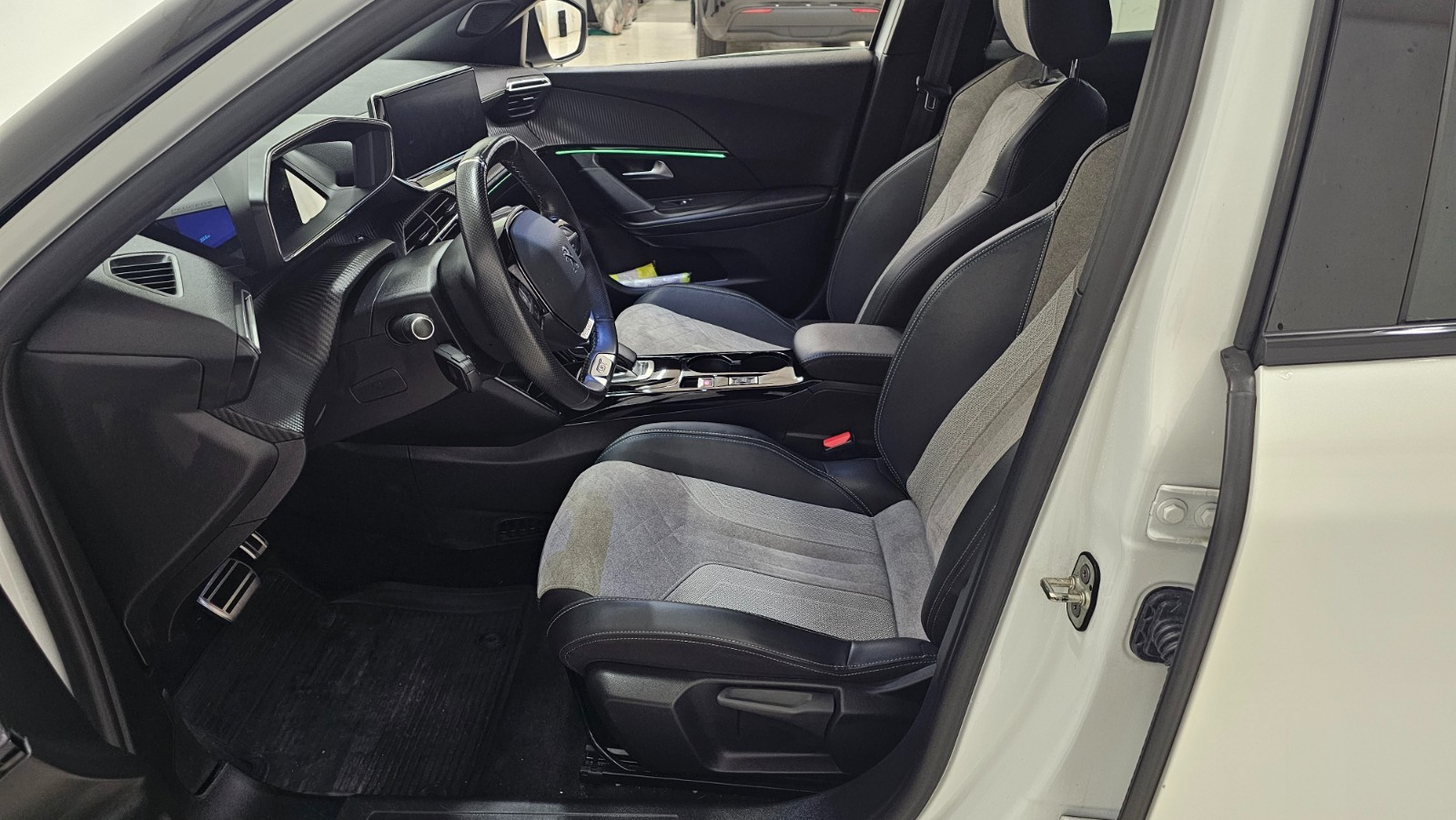 PEUGEOT 2008 II E-2008 136 CH GT LINE - Image 15