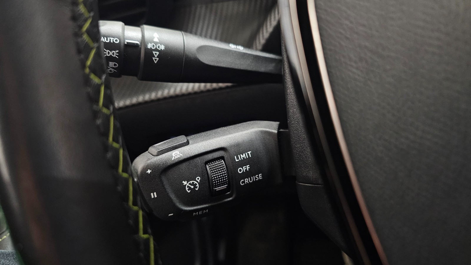 PEUGEOT 2008 II E-2008 136 CH GT LINE - Image 19