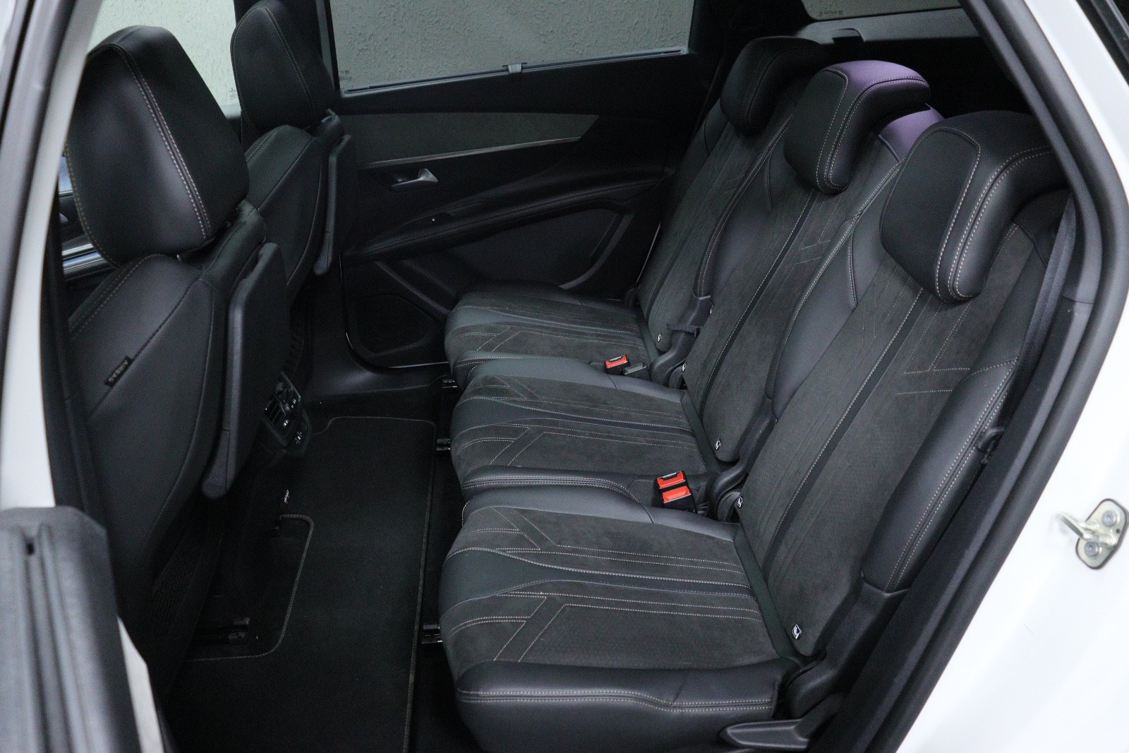 PEUGEOT 5008 II 2.0 BLUEHDI 180 S&S GT PACK EAT8 - Image 16