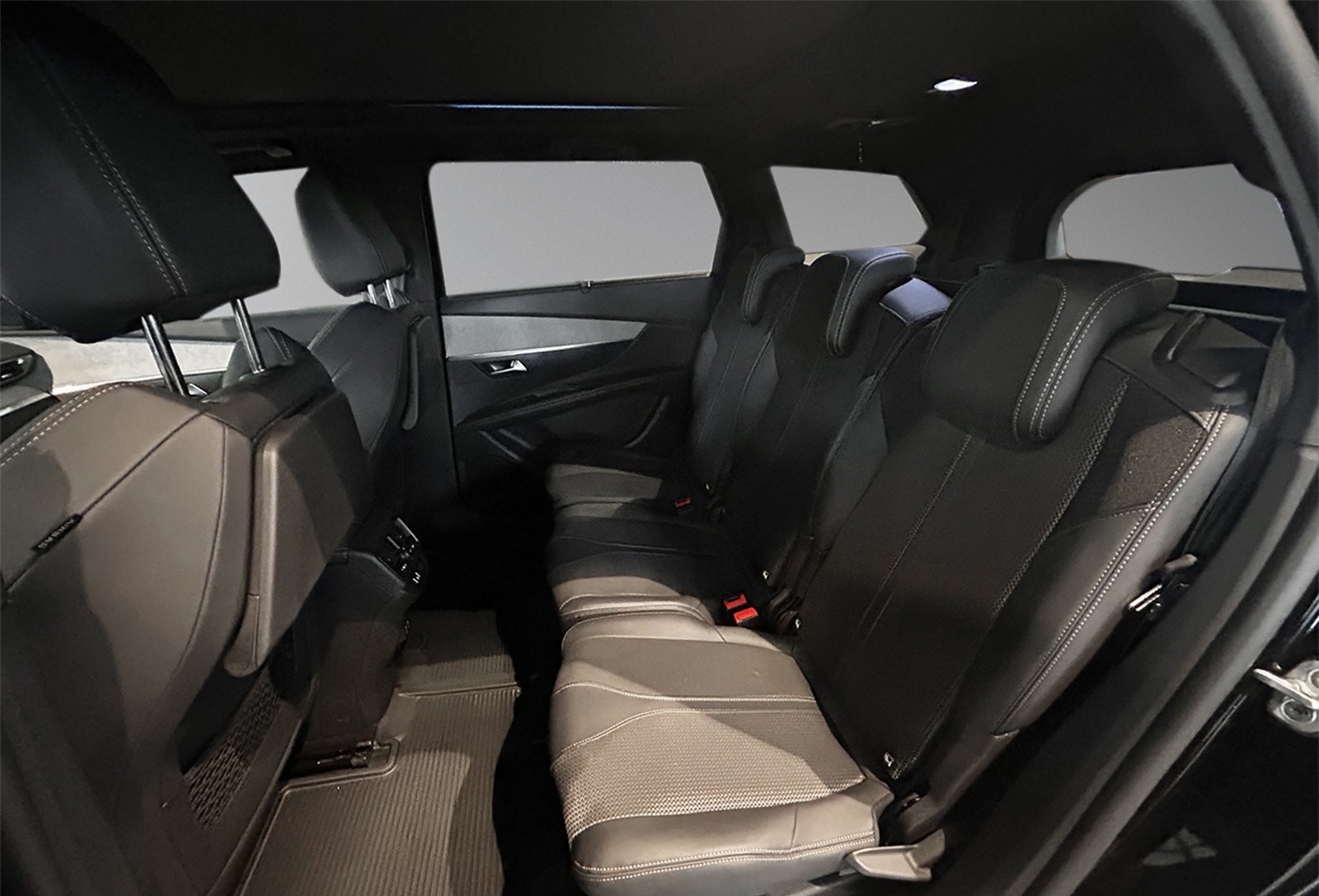 PEUGEOT 5008 II 1.5 BLUEHDi 130CH S&S GT PACK EAT8 BLACK PACK - Image 14