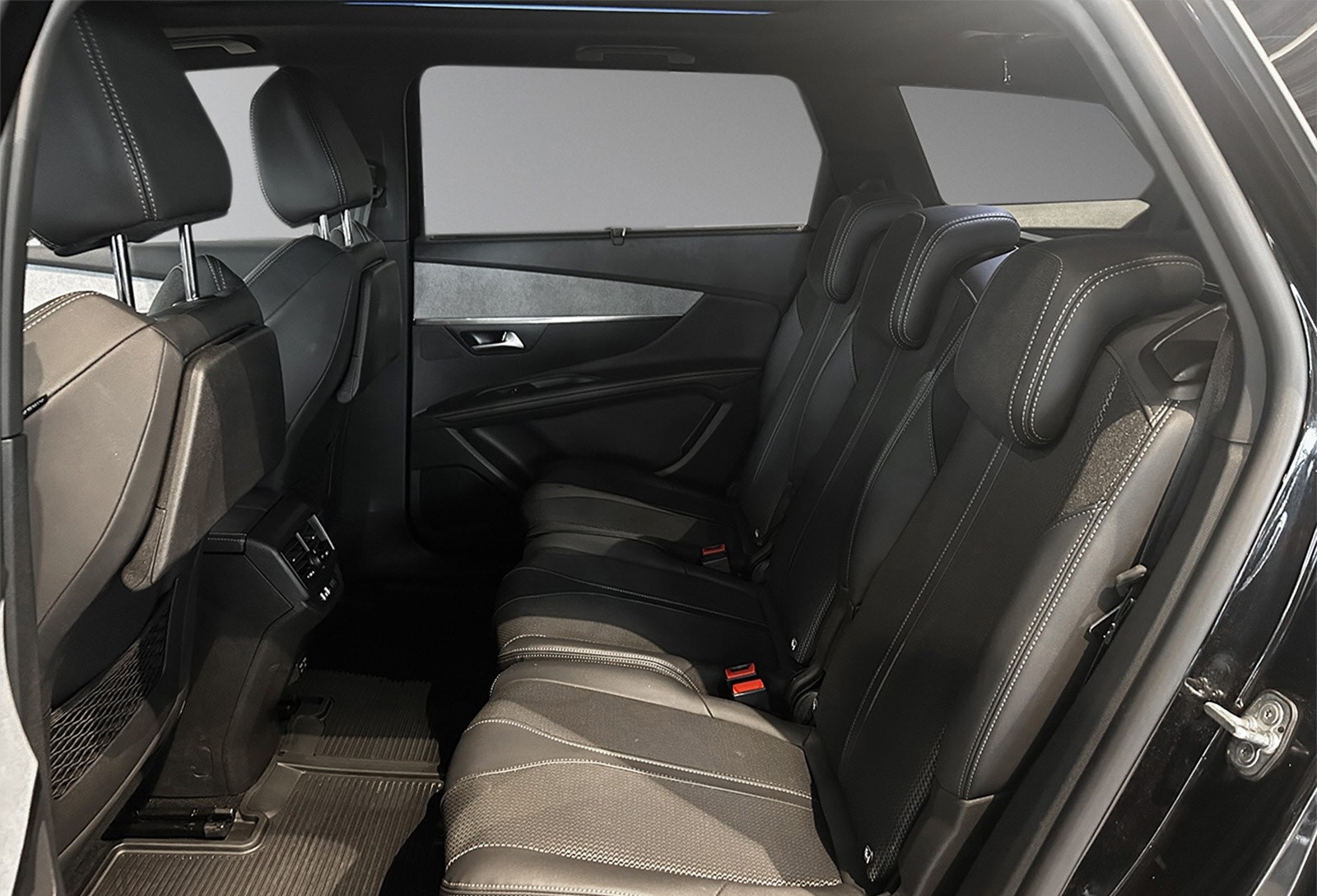 PEUGEOT 5008 II 1.5 BLUEHDi 130CH S&S GT PACK EAT8 BLACK PACK - Image 16