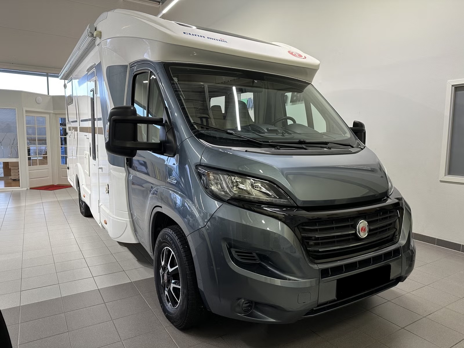 EURA MOBIL PROFILA T 695 EB