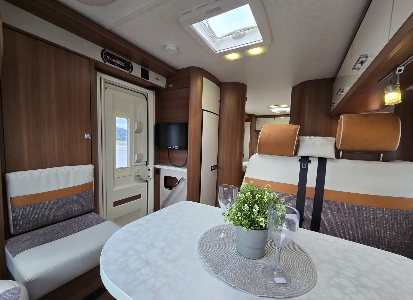 LMC CRUISER T 722 - Image 13