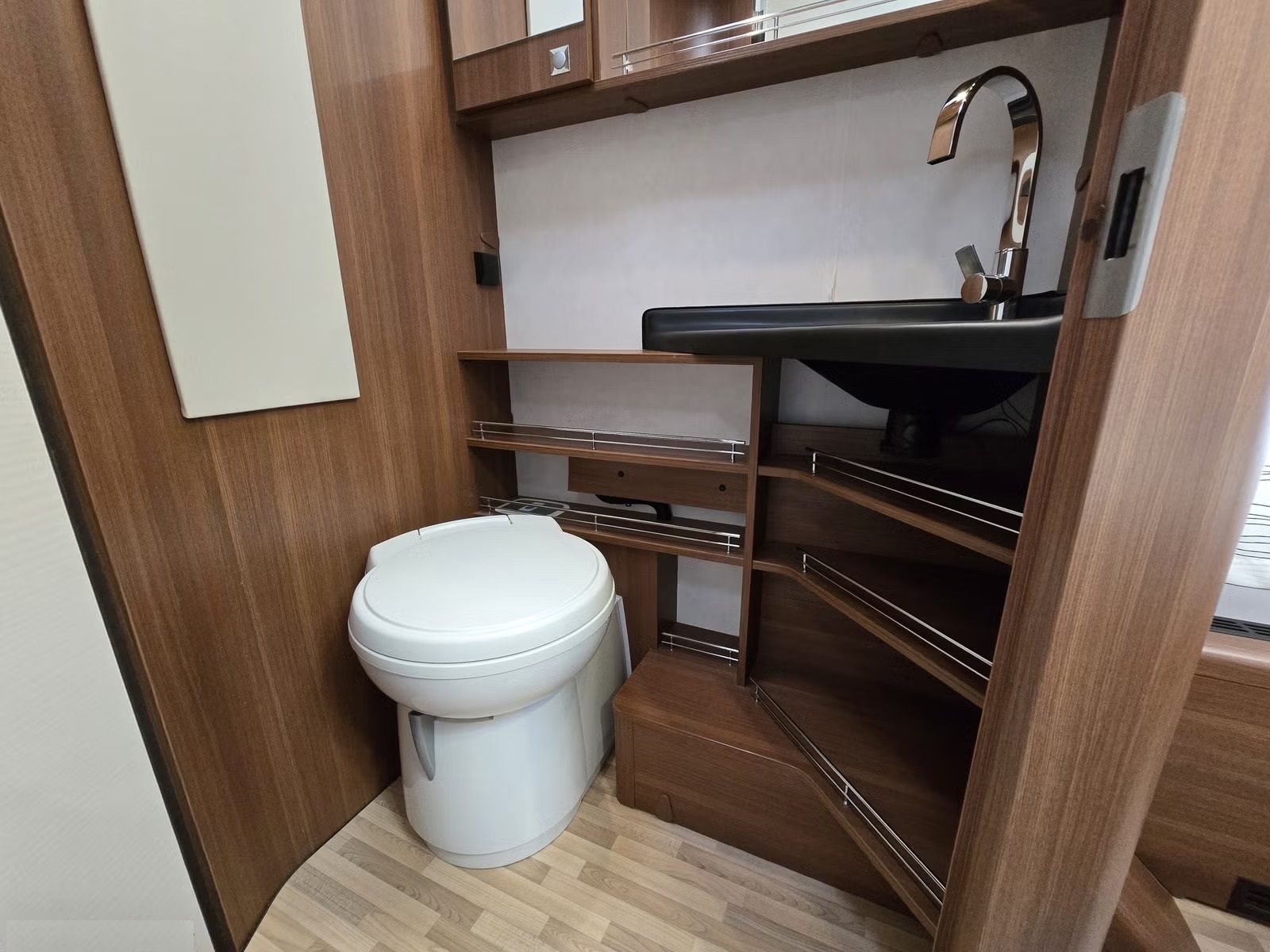 LMC CRUISER T 722 - Image 17