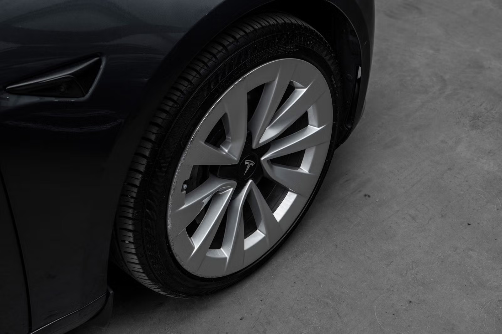 TESLA MODEL 3 LONG RANGE DUAL MOTOR - Image 19