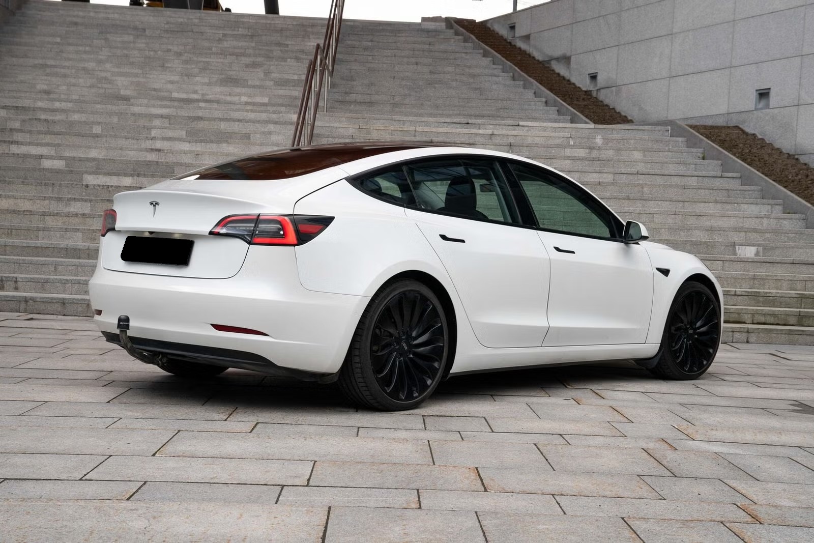 TESLA MODEL 3 LONG RANGE DUAL MOTOR - Image 3